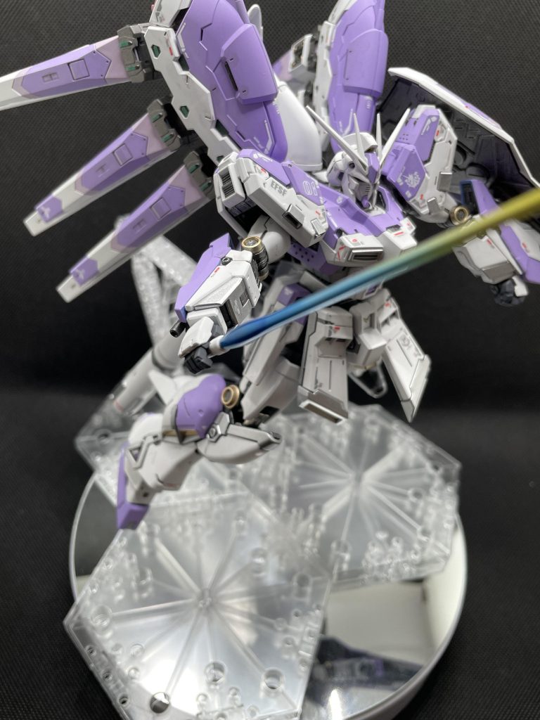 ビームサーベルは、黒サフ▶︎シルバー▶︎クリアブルーと、クリアイエローでグラデーションをかけてみました。