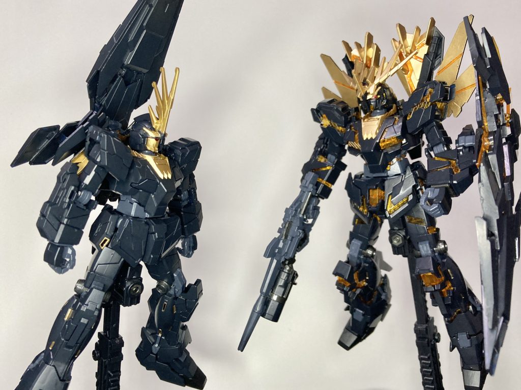 『黒き獅子』RX-0-02 [N] バンシィ・ノルンオーガスタ研究所での重力下試験後、１号機の空間機動性能をフィードバックして調整されたユニコーンタイプ２号機です。我らビスト家が所有していたタペストリー「貴㷌人と一角」に描かれた、貴婦人の傍らで神獣ユニコーンと対をなす猛獸のライオンをモチーフとしております。更に新規に増設されたアームド・アーマーＸＣにより、視覚的にも獅子の立髪を表す造形になっており、他にもアームド・アーマーＤＥも装備する事で総合性能では１号機よりも完成された兵器となりました。