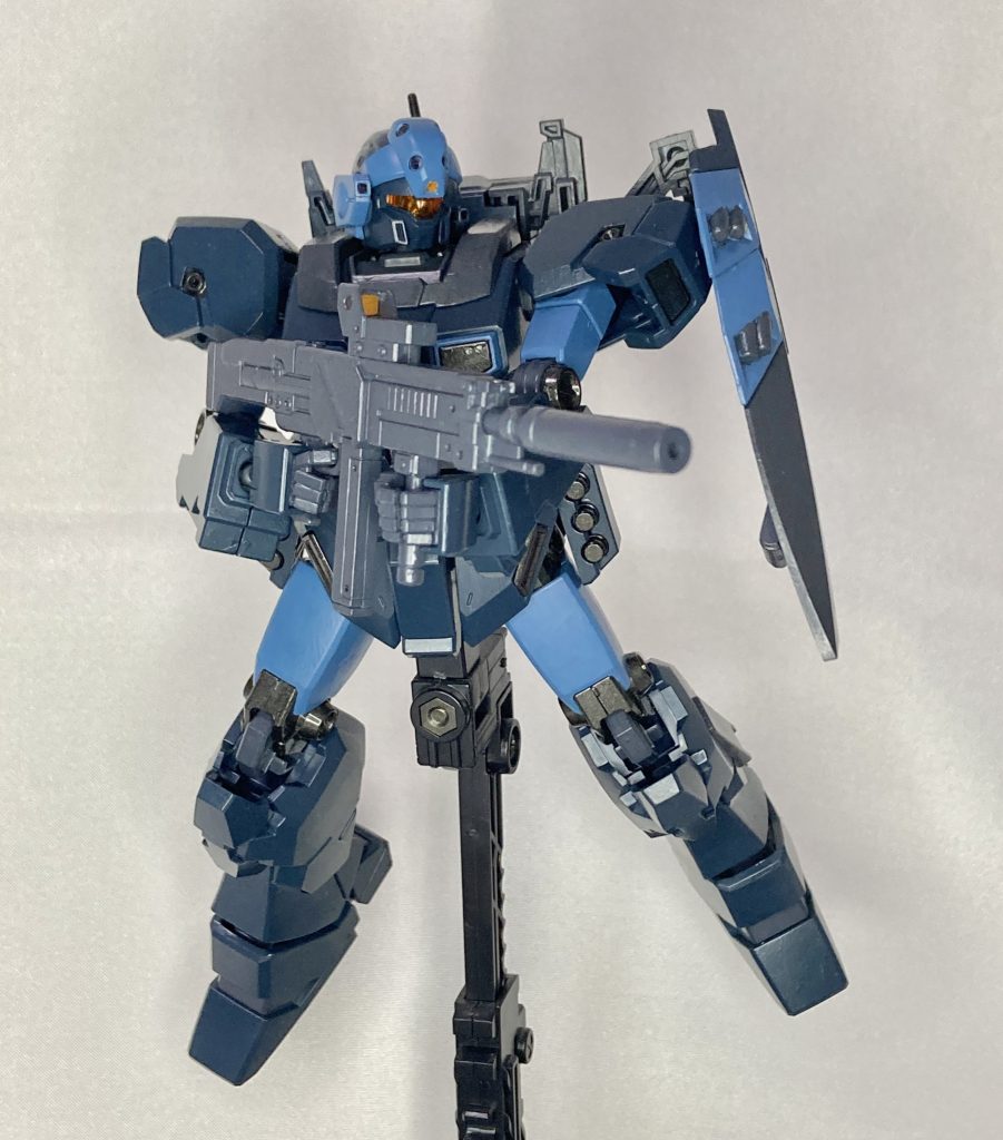 『従者』RGM-96X ジェスタジェガンの上位機種として、敵性NT機へユニコーンガンダムを送り届ける露払いをこなせられるだけの性能を持ち合わせています。機体カタログスペックはあのRX-93 νガンダムの90%に迫り、量産型機では突出した高性能な機体となりました。