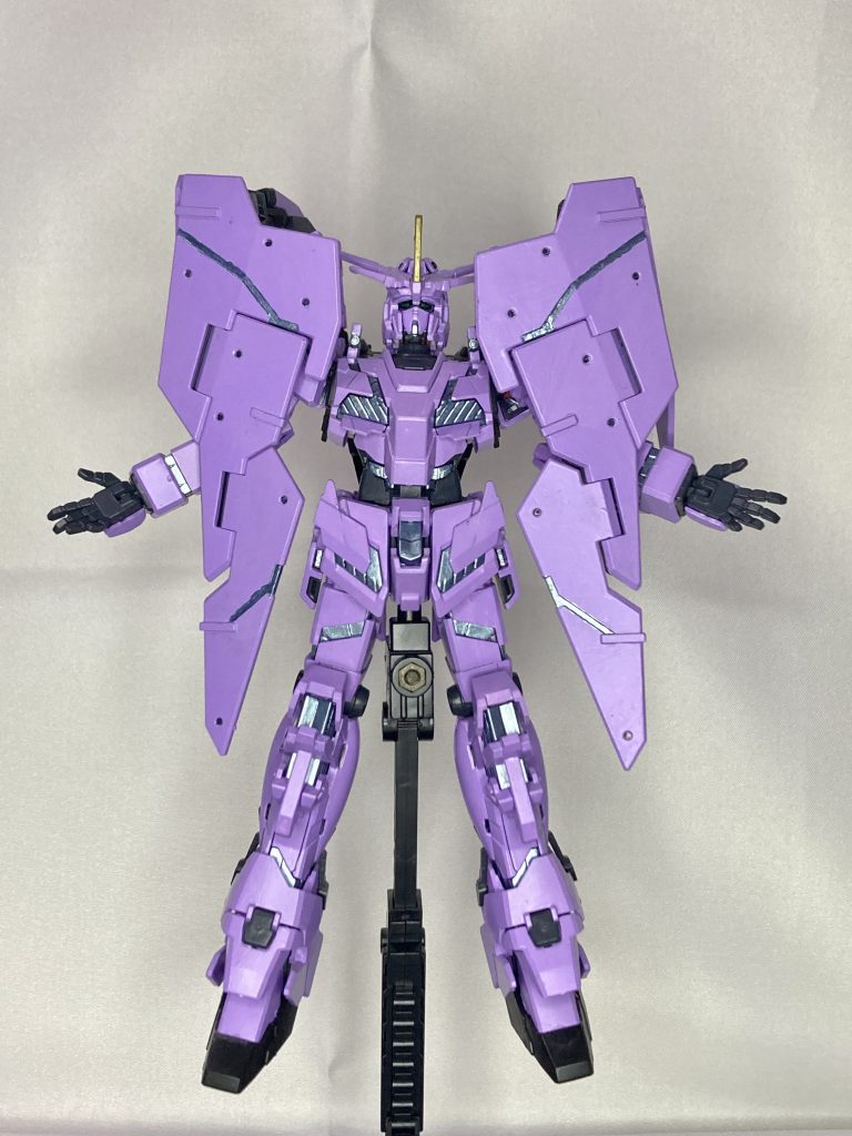 『貴婦人』RX-0-04 キリアUC計画番外の余剰部品で造られたユニコーンガンダム4号機です。貴婦人と一角獣のタペストリーに準えて、高貴な貴婦人のごとく全てのユニコーンタイプを支配下に置ける強力なNT-Dシステムを搭載しています。アームド・アーマーLS(ラミネートシールド)を装備し、拡げた様はまさに貴婦人と一角獣の天蓋を彷彿とさせます。(※機体詳細は過去の投稿を参照)