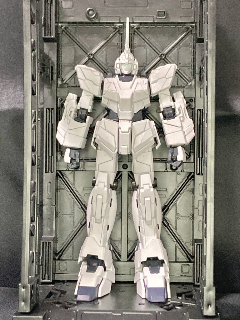 【内なる可能性を以て……人の人たる力と優しさを世界に示す……】『【人間だけが神を持つ。今を超える力……可能性という内なる神を】…。ここまで来た、その気持ちが揺らがぬ自信はあるか。彼女が背負っているものは重いぞ.。共に行くには、この世界の重みを受ける覚悟がいる。それでも……』『自信とか覚悟なんて、無い。おれは彼女に必要とされたいだけなんです』『ならば、これを持って行け……。これでもう、こいつはお前の言うことしか聞かん。お前を相応しい乗り手と判断すれば、ユニコーンは無二の力を与える。『ラプラスの箱』への道も開くだろう。我らがビスト一族を百年にわたり縛り続けてきた呪縛……。だが使いようによっては、この宇宙世紀に光明をもたらす』 『それは……?』『アンナは……。この呪縛にお前を取り込ませたくないと、私の前から……。恨むだろう、アンナ。そしてお前も……。だが行け。 恐れるな。 自分の中の可能性を信じて、力を尽くせば……道は自ずと拓ける』『そんな……いまさら勝手ですよ』『赦してほしい……。 お前とはもっと……もっと……。  バナージ……』(私の、望みは……叶ったよ……アンナ……)『父さぁん―!!』