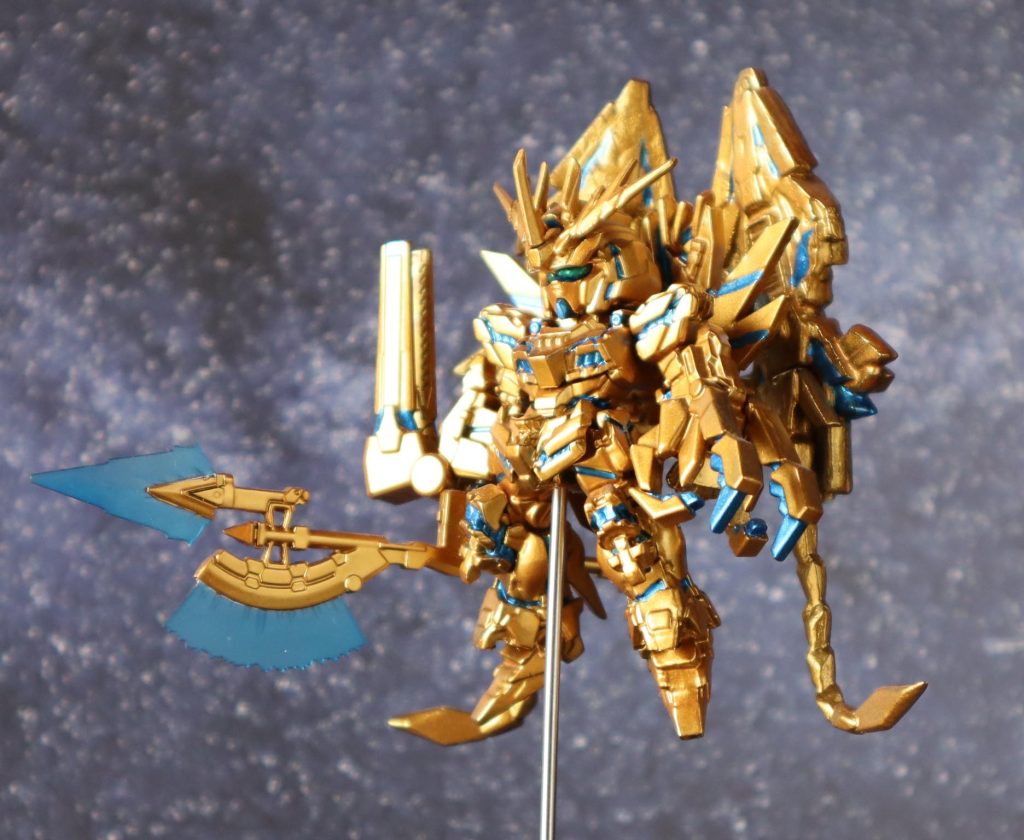 こちらは、バンシィをベースにフェネクス風に改造しました。アームド・アーマーＤＥは、ペルフェクティビティのものを粘土で型を取り、複製した物です。