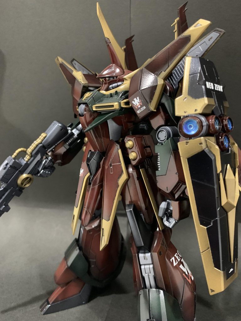 今回はガルマ生存ルートのIF機体です。高貴な御家柄とぱっと見でわかるようにゴールドを多用しました。モノアイがデカすぎて目が動かず、無理矢理収納しました😂