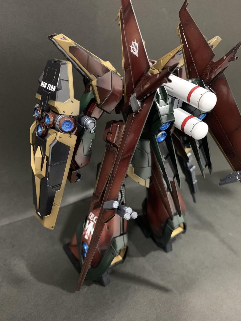 バックショット。RE/100でしたが合わせ目は段落ち処理されたので工作してません。その分塗り分けで配色バランスを変えました。