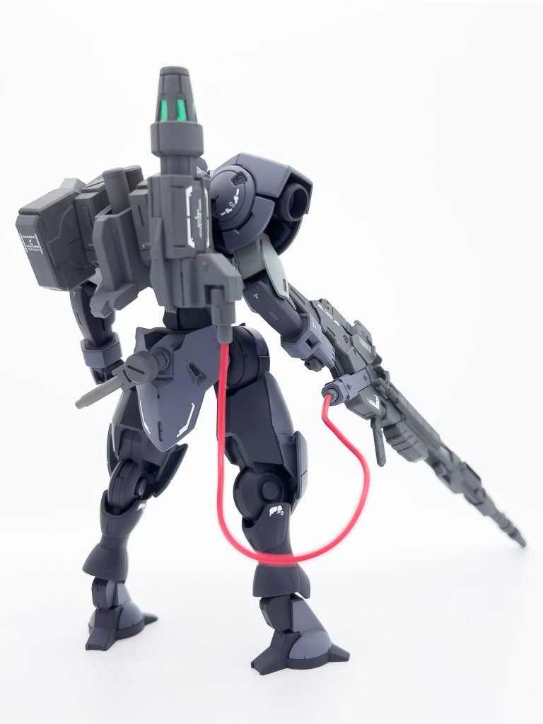 前後写真量産機の特務仕様感を出すため、改造箇所を絞って製作しました。改造部分は主に頭部・ライフル・バックパック・左肩です。あとはリアアーマーにサーベルラックを製作したのと、バイザーと干渉するので胸部アーマーを少し削りました。