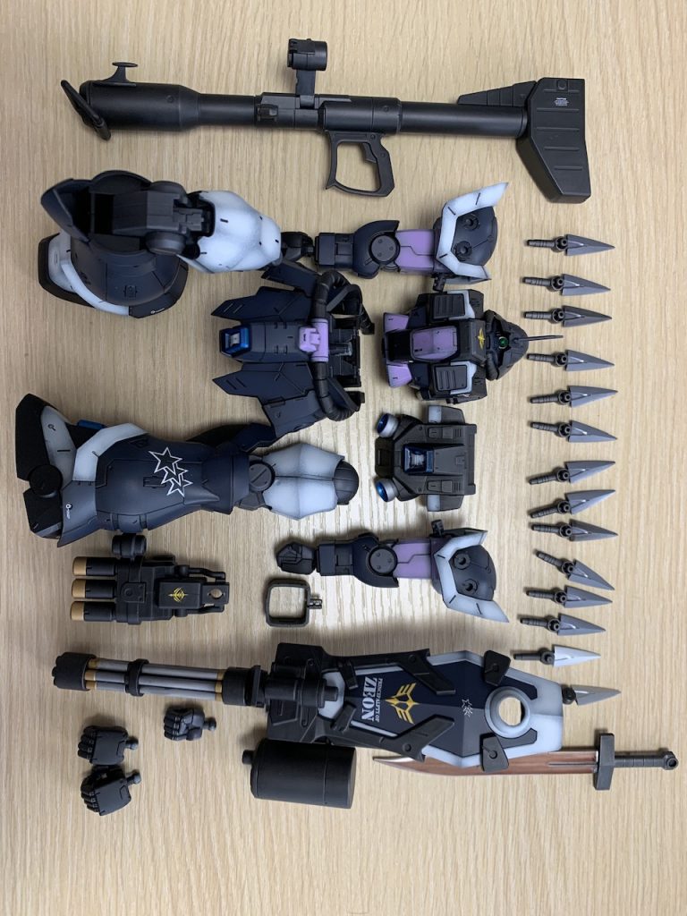 恒例の。最近マイブームである左足の大きめデカール。ガトリングについてる連装砲は合わせ目消しに盛大に失敗したのでジオンのエンブレムでごまかしてます。グフカスからヒートソードも拝借したんですが、こちらもキャンディ塗装に盛大に失敗したのでお蔵入りになりました。