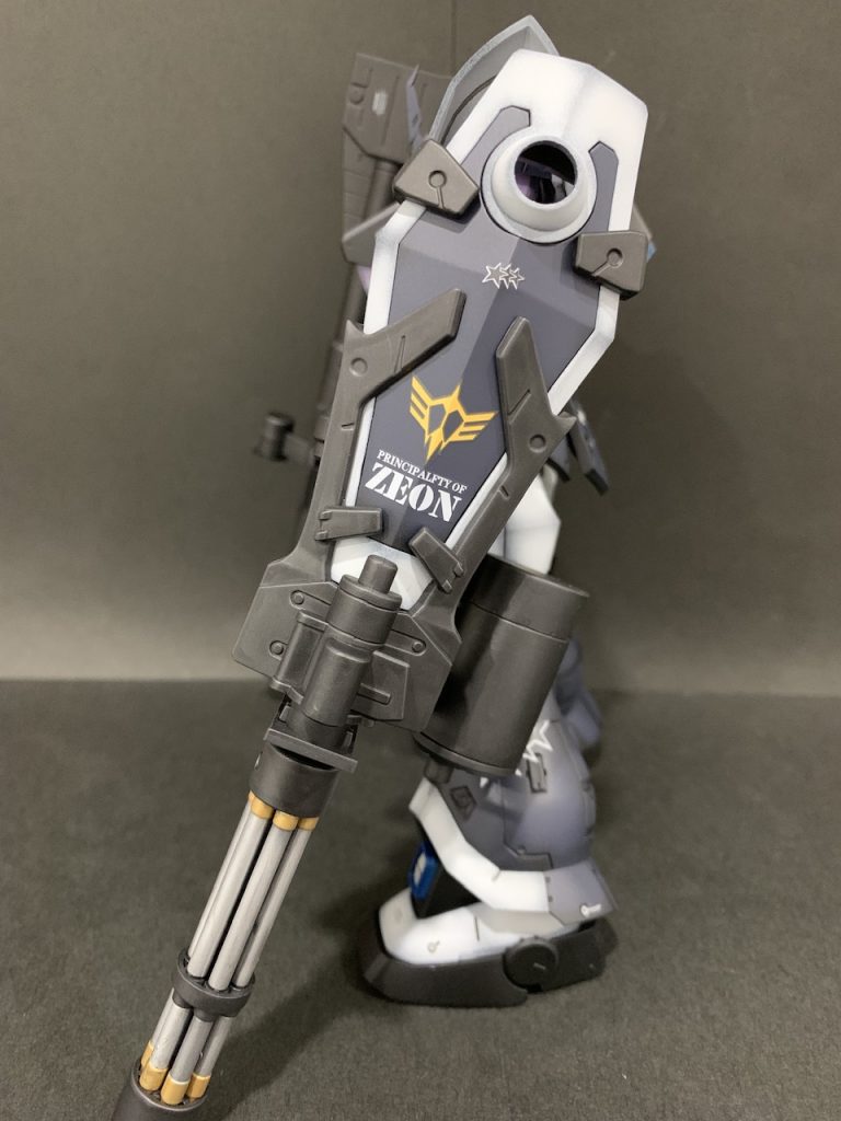 サイドショット。ガンダム世界で一番好きな武器、ガトリングシールドも三連星専用に。また、今回はクレオスの金属色を多用しました。ガトリングはダークアイアン、シルバー、ブラスクナイはアイアンとダークアイアンバーニアとクリアブルーの下地は8番シルバーです。