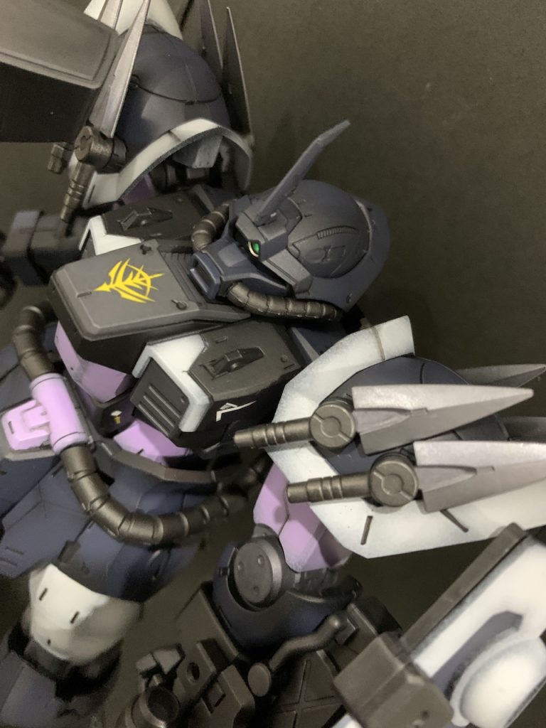 ドムではなくイフリートが支給されていたら？の世界線です。シュナイド自体はUC0096年代のものですが、細かい事は気にせず。。黒い三連星も一応特務部隊？として地球に降りてきてたし、クナイが隠密🥷的な雰囲気丸出しだったのでシュナイドをチョイス。この配色と相成りました。