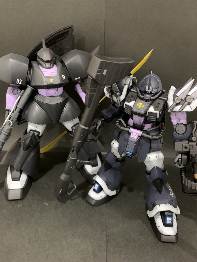 過去作の黒い三連星専用ゲルググと。比べて見るとけっこう違いますね。色は狙った感じが出せて良かったです。RE/100は組みやすいのに情報量も多くて大満足です。しかしゲルググ、デカくてツルッとしてますな。。。ご観覧ありがとうございました😊