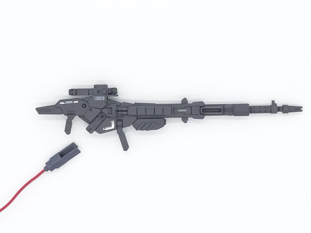 ライフルはハインドリーシュトルム付属のものをベースとし、バレルとセンサーを追加カスタムした風に見えるように改造しました。バックパックから伸びるケーブルのコネクタは取り外し可能です。