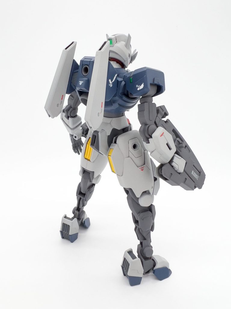 前後写真かなりシンプルなシルエットに仕上がりました。カラーリングは忍者っぽいグレーにするか迷ったんですが、この色の方がエアリアルだとわかりやすいのでトーンを落としつつベースの色通りの配色にしています。