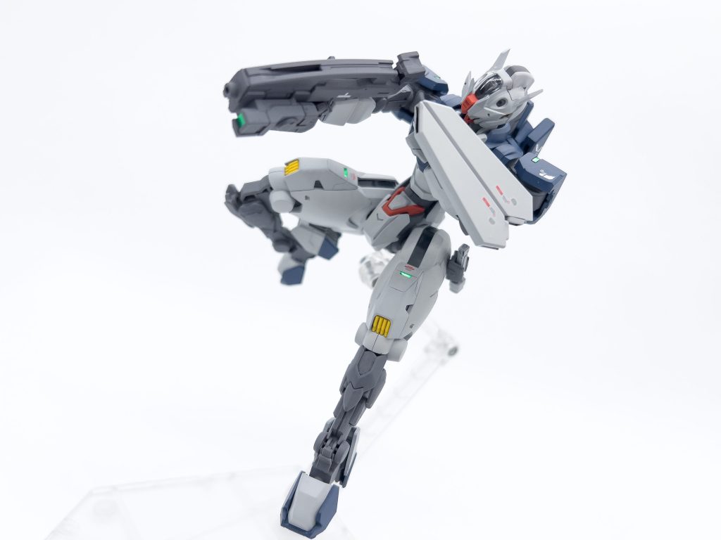 ライフルはジンクスⅢのものをベースに改造。一部エアリアル改修型のパーツを組み込み雰囲気を寄せました。ガンビットはビットオンフォームとして背中に配置できるほか、合体してシールドとしても装着可能です。