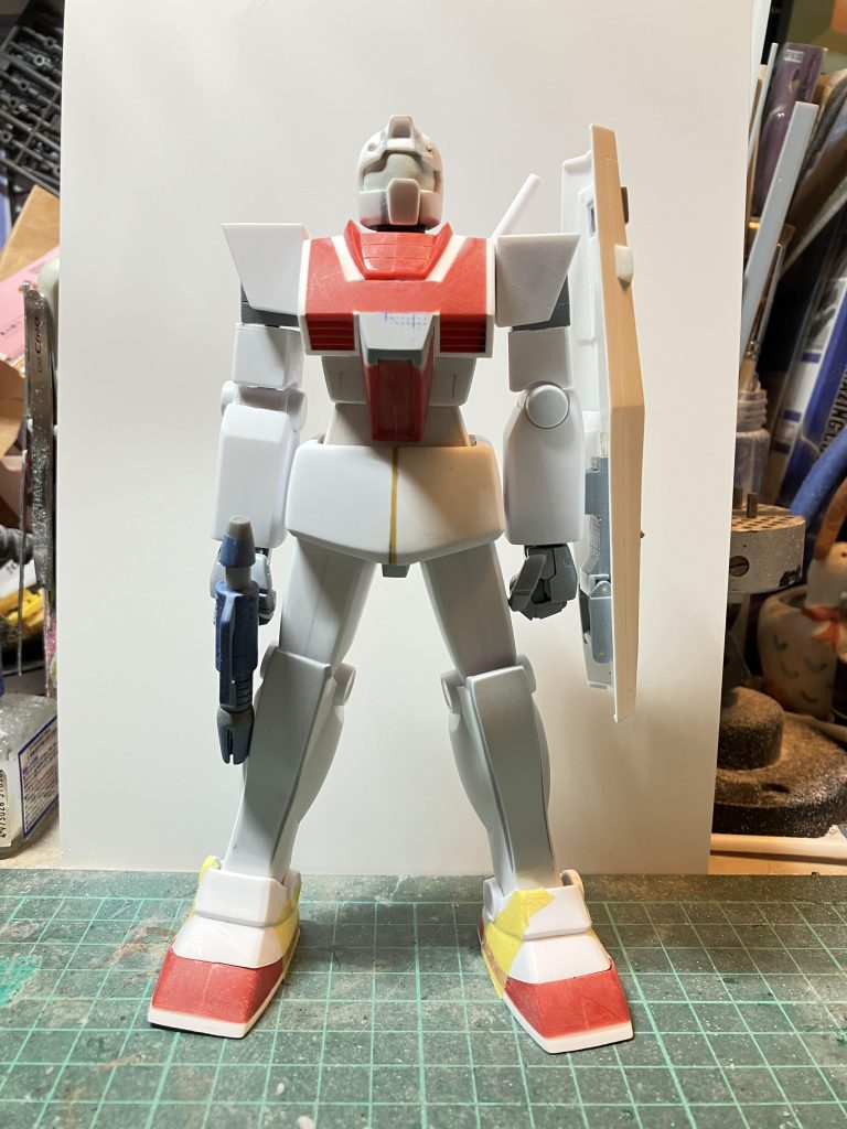 全箇所改造しなければいけない感じでした上から頭部 縦横幅詰めしてゴーグルをエポパテで整形してボールジョイント化胸部 肩幅を詰めて頭部を小型化に合わせて首元を幅詰め。ウエスト上下延長に合わせてコクピットを延長腰部 ウエストの幅に合わせて幅詰め、股関節部プラ板で新設ボールジョイント化脚部 太もも前後を幅詰め、スネをプラ板でボリュームアップ、足首をボールジョイント化、足首のスリッパ部を延長肩 肩部をロール軸に出来るようにプラ板で新設、肘関節を後ハメ出来るようにピン先込み式に、ハンドパーツはバンダイ公式のに変更バックパック 胸部に合わせて幅詰めして小型化シールド ジムver2.0と同じ大きさにしてプラ板でフルスクラッチ。腕とのアタッチメントは磁石で固定ビームスプレーガン 前後延長