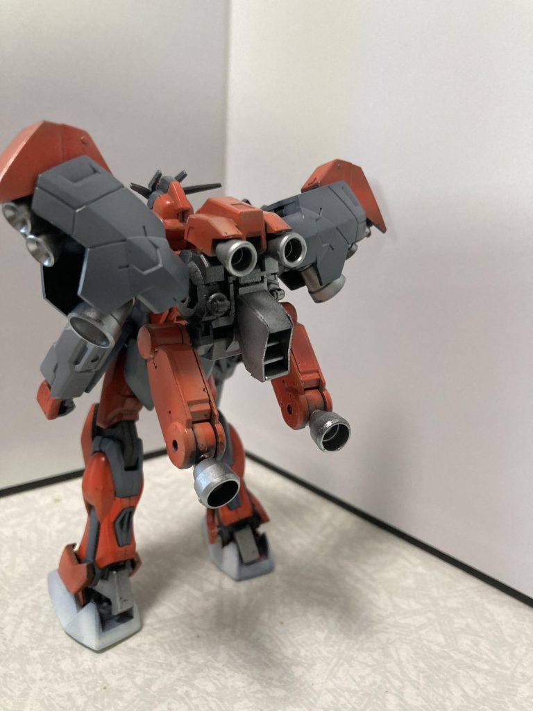背面。バックパックは以下のパーツで構成されています。・ガンダムフレーム(上半身フレームのみ)・ユーゴー(肩部分、上腕部のジョイントにバーニア追加)・ガンダムキリマス(バーニア)・シュバルベグレイズ(バーニア)首の取付穴は不明のフィンノズルで塞いでます(多分、Sガンダムのどこかのパーツ)