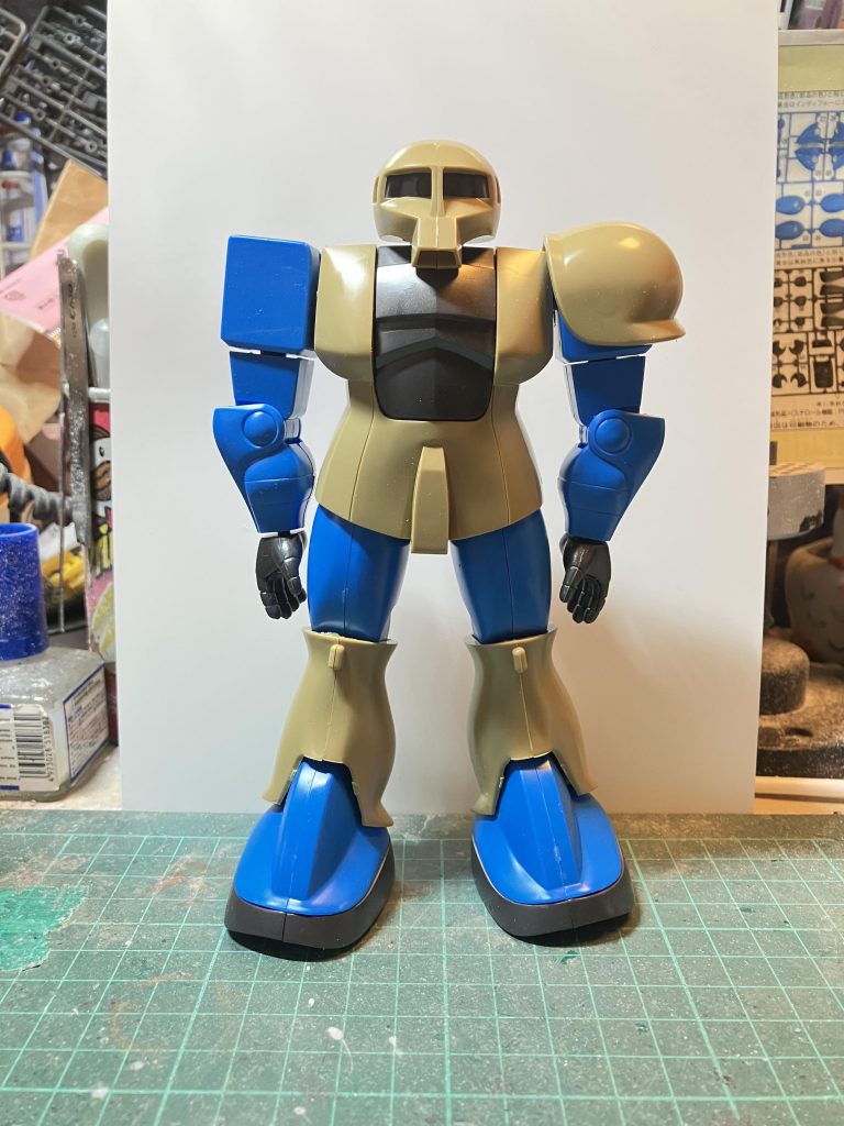 素組みの状態です♪特に気になる箇所は頭部のデカさと肩幅の大きさが目立ちますねあとは悪くないですが箱絵はもっと太ももが太いので脚部の改造もしたい所ですね〜