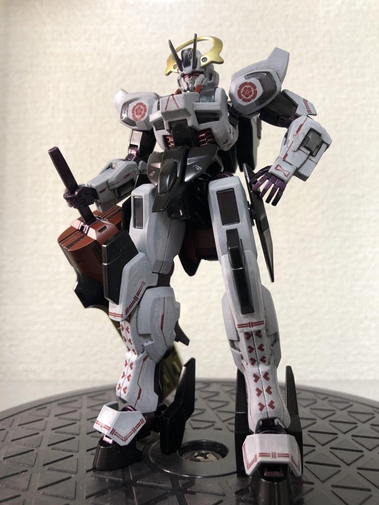 正面から。前腕のデカールが剥げてしまいました。。