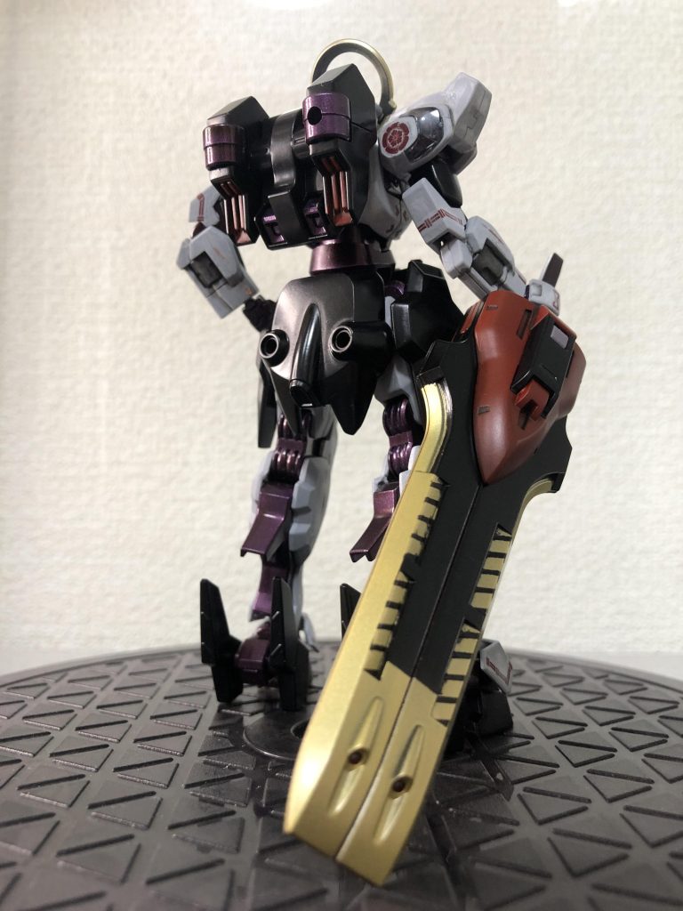 背面。ガーディアンの大剣状態って某格ゲーの主人公みたいですね(悪男)。赤は紅色、金色はスターブライトシャンパンゴールド→クリアゴールドです。