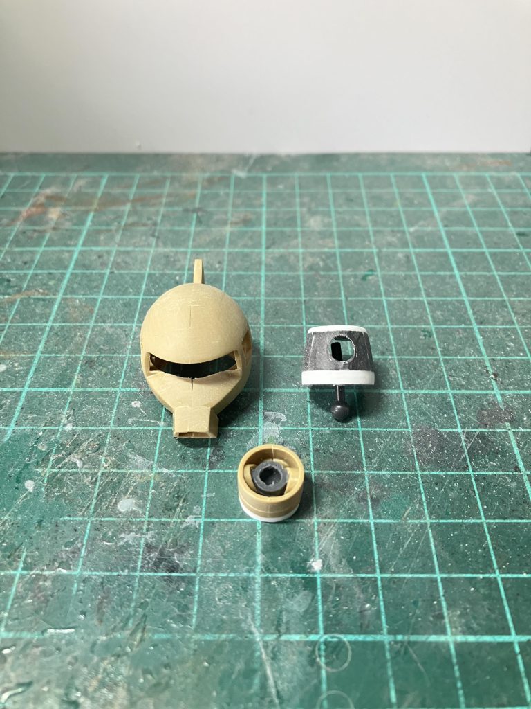 劇的にイメージが変わる頭部は4ミリ幅詰めて、ダクトは1ミリ幅詰めと角度を上に変えてボールジョイント化とモノアイを可動出来るようにしました