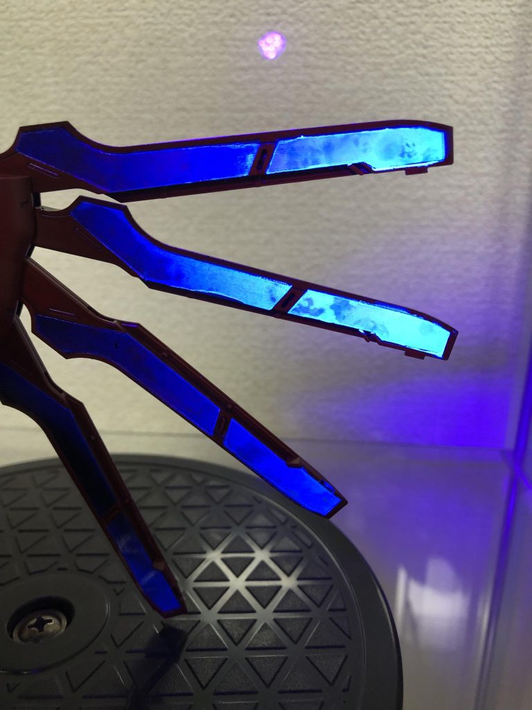 アピールポイントその4、ガーディアン裏の髑髏模様。ぼんやりしすぎてよくわからないことに。。ちなみにシェルユニットはすべてリデザインしてます。作り方は以下。付属の黒シール貼り付け→スプーキーレッド・ブルーによるグラデ塗装→自作デカールで黒部分を隠蔽