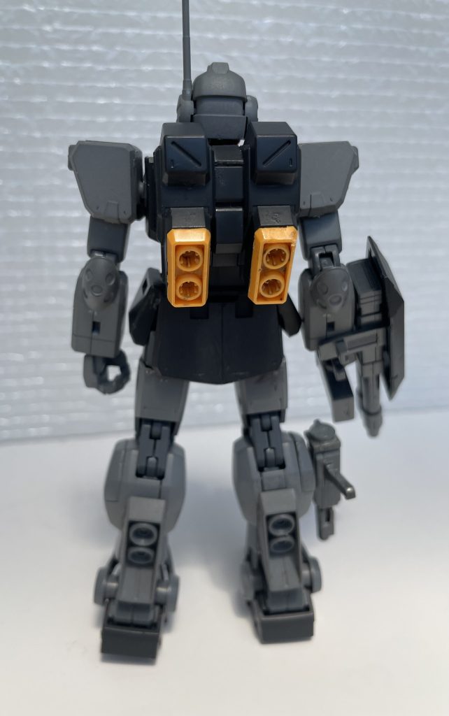 バックパックはジムストライカーのものを、脚部は陸戦型ガンダムのものを使用しました。