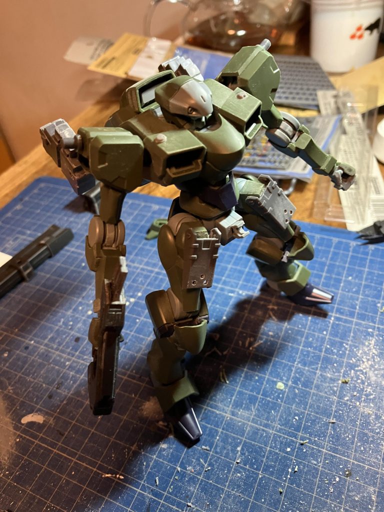 ザウォートにはあるブースターがザウォートヘヴィにはないので大型推進ユニットを搭載フロントアーマーのマガジンラックはリアに移して、フロントは別アーマーを付けました