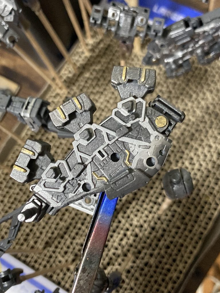 一部フレームはエナメルでシルバーとゴールドを塗ってディテールアップしました。