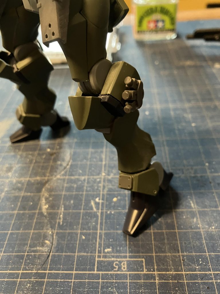 脚部にはアクティブ防衛システムを付けてますチャフ、フレア、マインなど攻撃対象によって変えていくと言う設定です