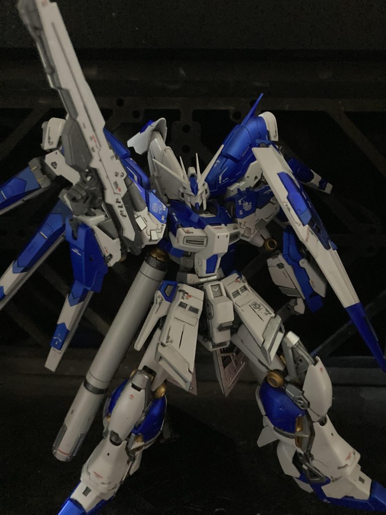 ゴールドはスターブライトゴールド、シルバーはEXシルバーを使用。水転写デカールを貼って、仕上げはEXクリアーを重ね塗りしコンパウンドで磨きました。