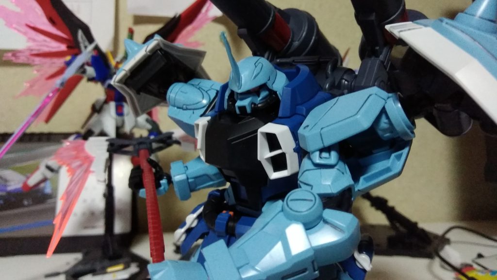 さらにさらに、イザーク仕様のザクも持ってます。これはカッコ良すぎて初プレバンなのにいきなりMG頼んだある意味思い出キットw これも後でダクト内部とか塗装しよかな