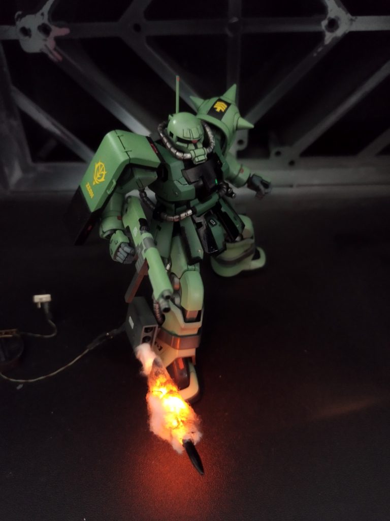 電飾の線やスイッチの隠し方が分からず、そっーと後ろの方に隠してます。見えてますがw