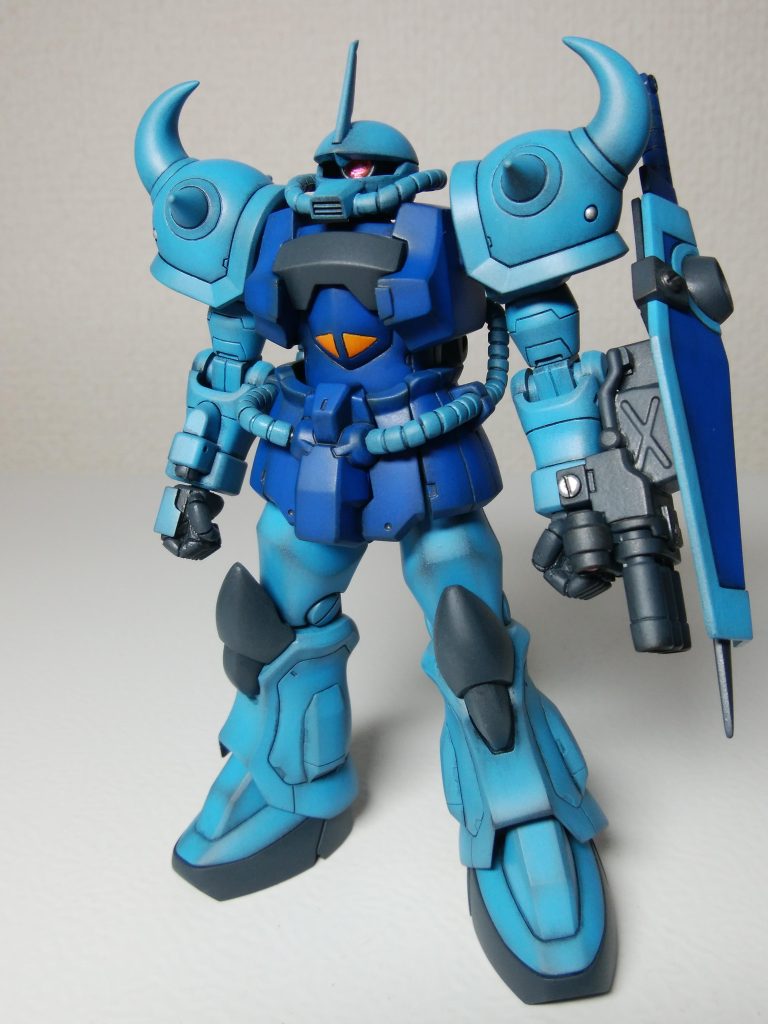 塗装は黒立ち上げ、個人的に肩アーマーのスパイクは、この丸みを帯びた形が【グフ‼】て感じで好きです。