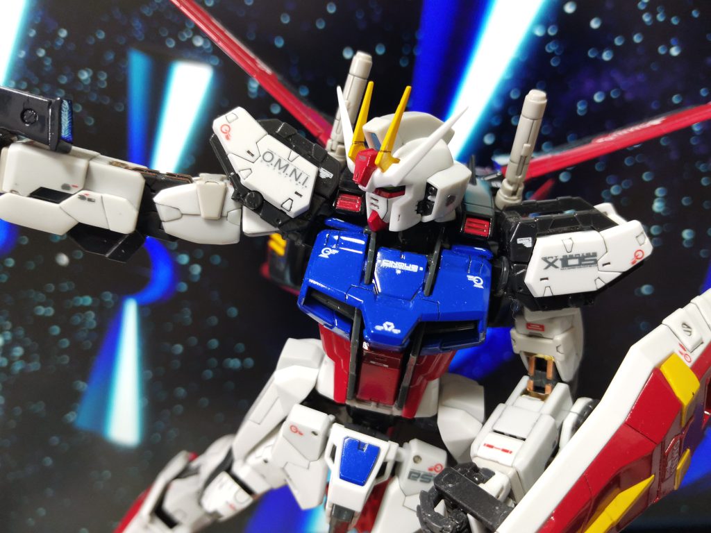 光沢クリアで仕上げました。研ぎ出しはしていません。青と赤はアニメを参考に調色しました。