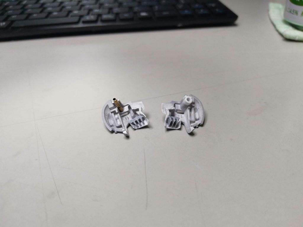 顔のスリットをプラバンで追加しました。削りすぎて軸がなくなったので、真鍮パイプで復元しました。