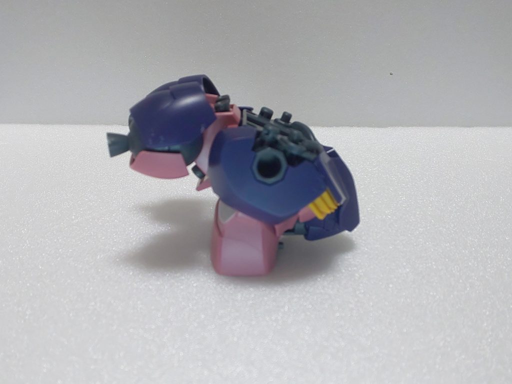 胴体の可動。元は二段階で可動出来たのですが、一段にオミットして短縮してます。