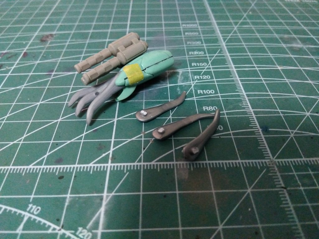 クローも独立可動するように、カットしました。