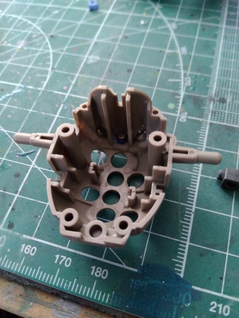 実はモノアイもネオジムを裏に仕込んだので、可動します。