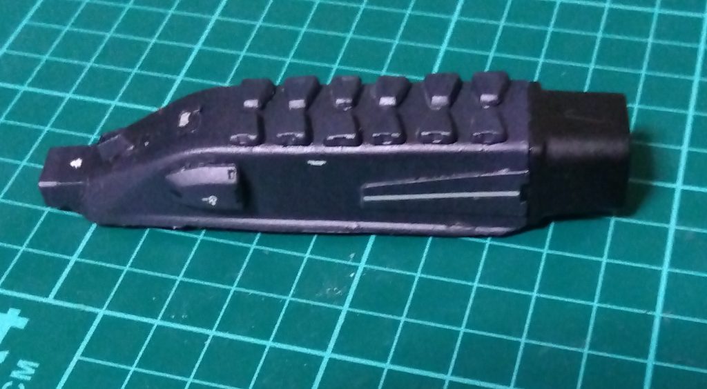 テールユニットをスプレー容器のノズルから製作してみたりと、色々挑戦してみましたなー 現在、次のアーマー、フォボサスユニット製作中にコンセプト破綻に気付き再構築中…市街地でMSが寝そべり変形で車両型になっても、MBTの2倍以上の車幅て、そりゃ運用し難いわ!ガンタンク系みたいな特殊例しか使われんわ!まぁ、MSみたいなデカブツをナイトメアやフェルドレスのような使い方しようとするのが間違いだったわ…(´・ω・`)