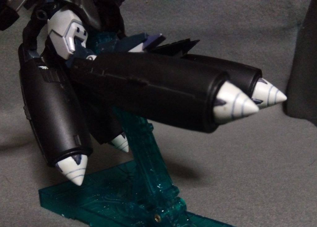 GNブースター×4脚部と腰部フロントアーマーのアームに接続された大型ブースター計4基4基のブースターと本体のコーンスラスター、後述のテールユニット、その総てが合わさった圧倒的な推力に追随できる機体はそれほど多くは……GNメッサーラとか、割といるかも知れないw尚、相変わらず、コクピットの中身がフレッシュトマトになる可能性については置いておくものとする