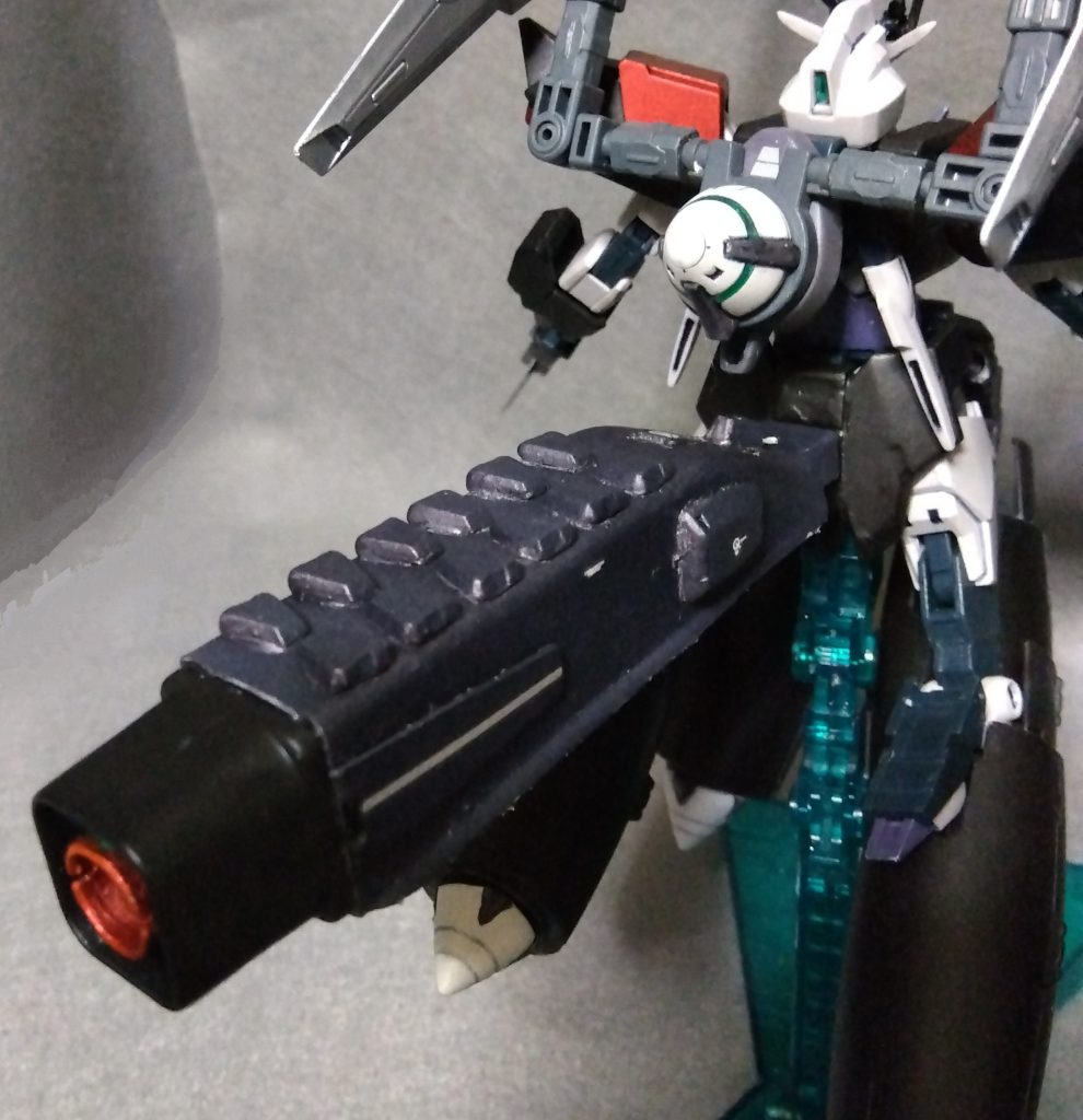 テールユニット大型スラスターと12連ミサイルポッドを備えたテールユニットミサイルを射ち尽くした後はユニット自体を大型ミサイルとして運用する事もある