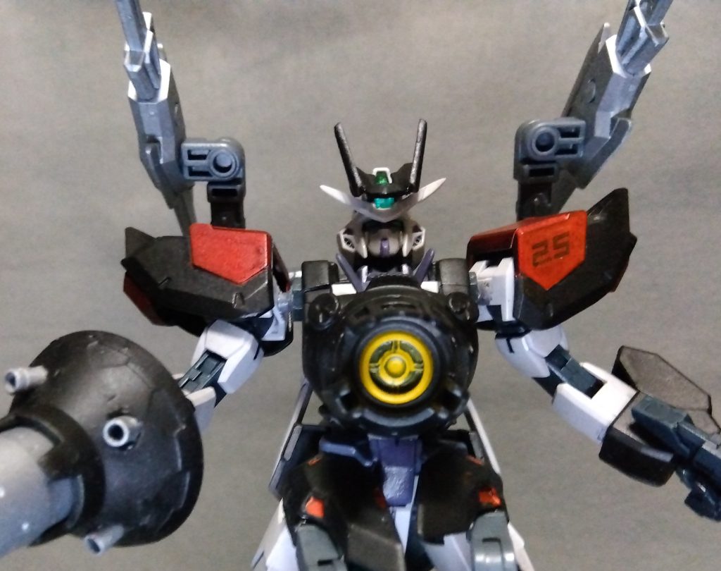 胸部GNフィールド発生器全周展開も可能であるが、通常時は機体前面にのみ強固なGNフィールドを発生させる