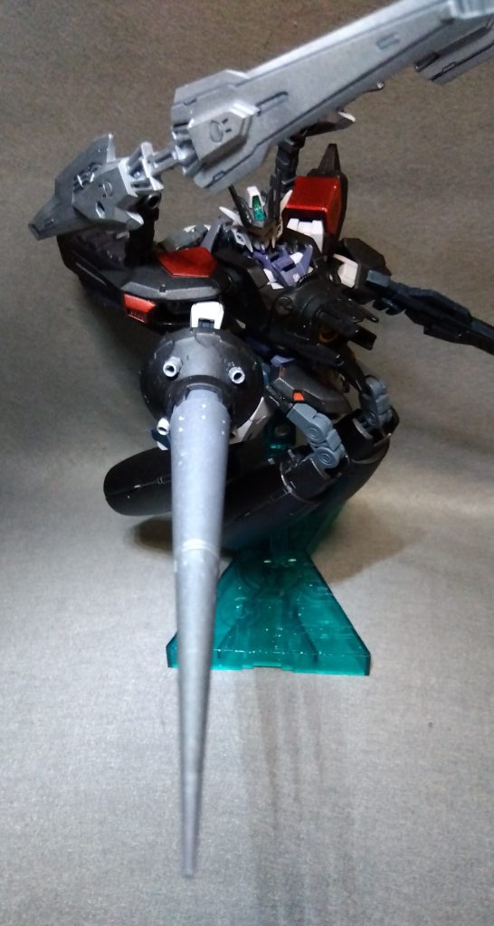 GNバーストランス近接戦闘用の武装というよりも、機体の推力をもって敵装甲目標に突き立てた後、腕部ユニットごとパージし、時限信管により内蔵コンデンサを起爆して目標内部を破片とビームにより蹂躙する刺突型(すごくあたまわるい)GNミサイルまたジンクスタイプのランス同様に4門のGNバルカンを備え、ある程度の射撃戦にも対応する