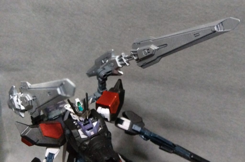 大型バインダーキャノン『ロングホーン』機体背面に備えられた大型のバインダーキャノンバインダー両面の発射口から単射、連射、拡散などのビームを射ち分けるまたバインダー自体がGN粒子制御アンテナとして、機体のツインドライヴを機能させる