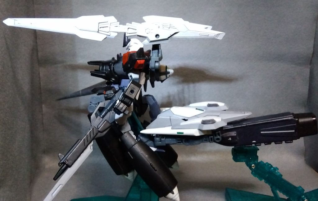 通常は敵装甲目標攻撃後、戦域を離脱するが、継戦を求められる場合、本体とテールユニットの間にコアライザーを接続して運用する後部に長く伸びた形状から付いた呼称は『ロングホーントレイn(ry』 ここまで長々とした妄想設定をご覧頂きありがとうございました 何か製作ストーリーが写真3枚しか載せられないから、こっちに…