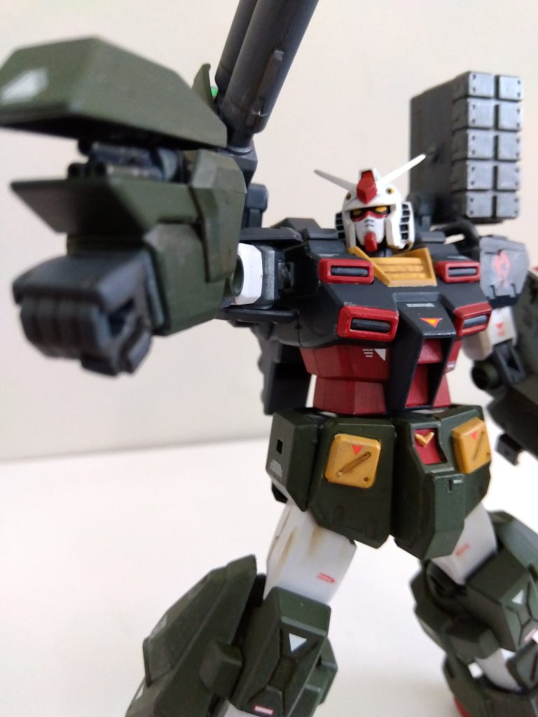 右腕にのみガトリングガンを装備。