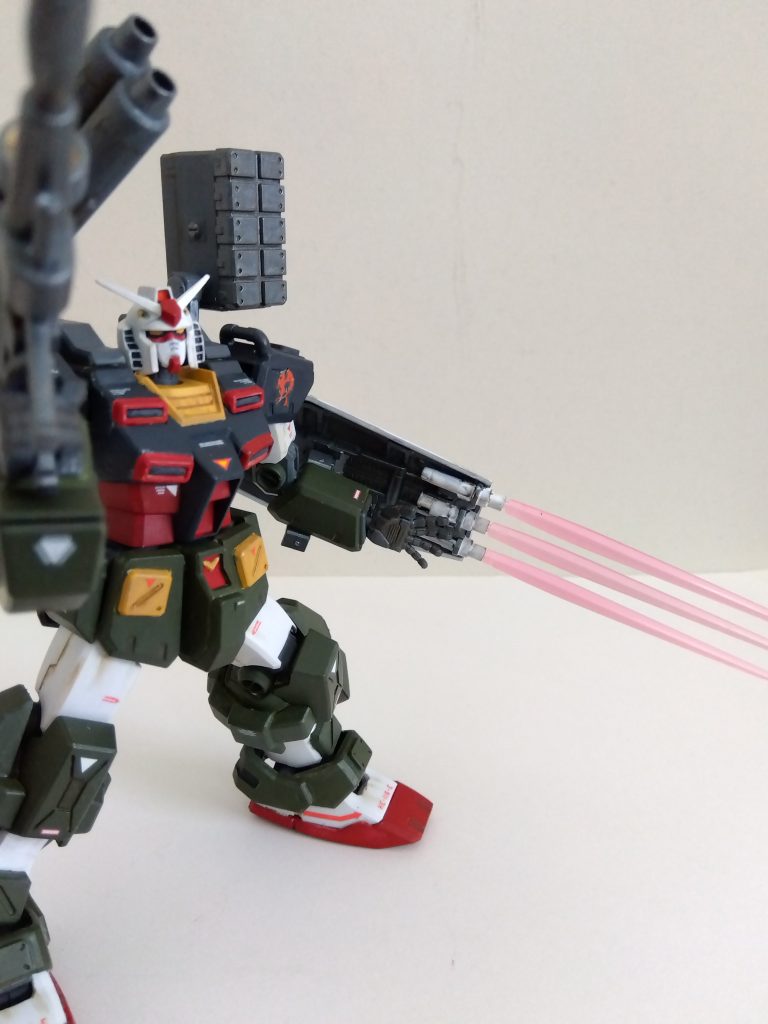 シールドにはこれまた雑誌付録の３連ビームサーベルを接着。