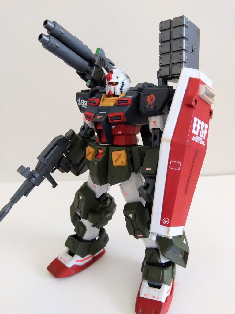 パワードジムカーディガンにリバイブガンダムの頭部を組み合わせました。