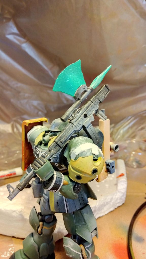 メインウェポンのロングレンジビームマシンガンは、ビームトマホークとしても使用可能