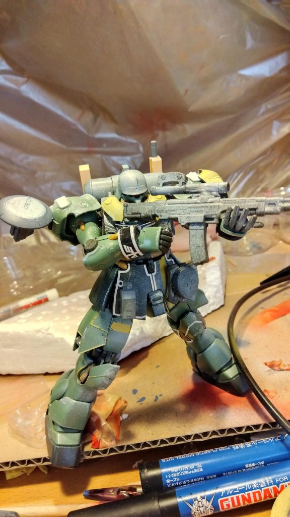 狙撃タイプジェネレーターの出力を上げ、ビームマシンガンの威力と射程を高めている。肩のレーダードームで索敵といった支援機になっている。