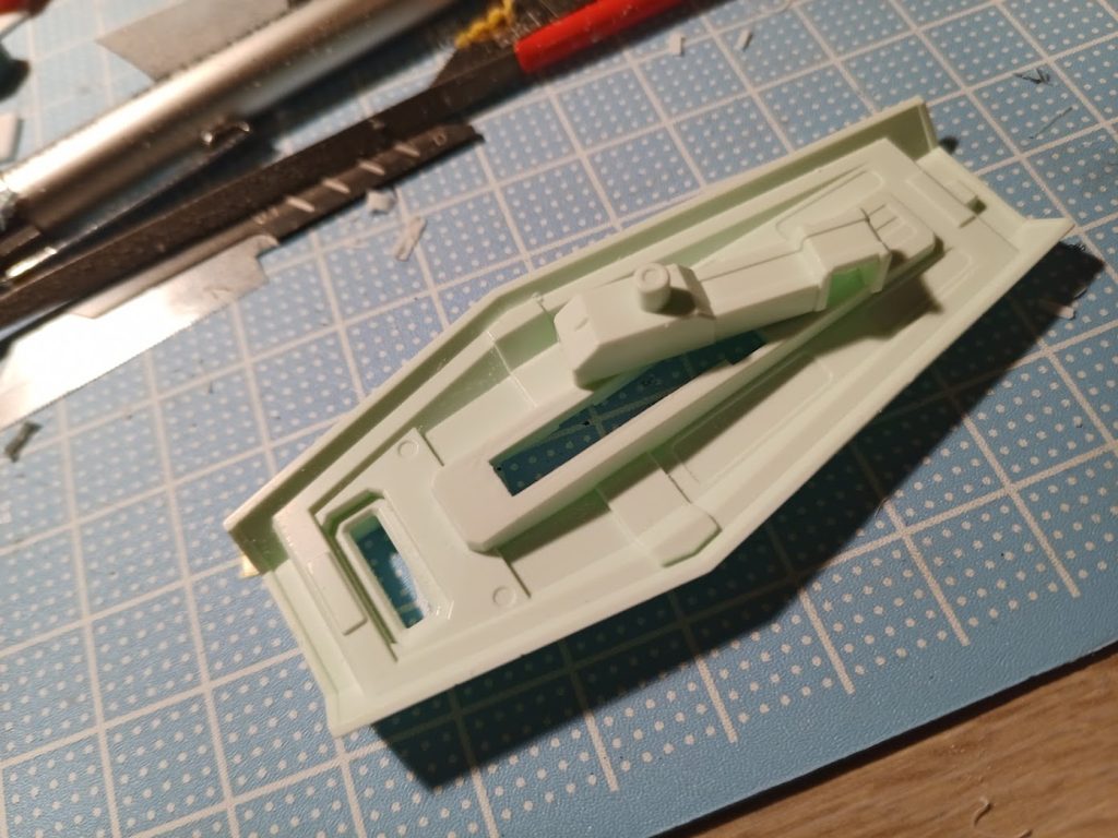 シールドは固定位置がイマイチだったので基部を切り離して可動式にこれで顔面ガードできるようになりました。