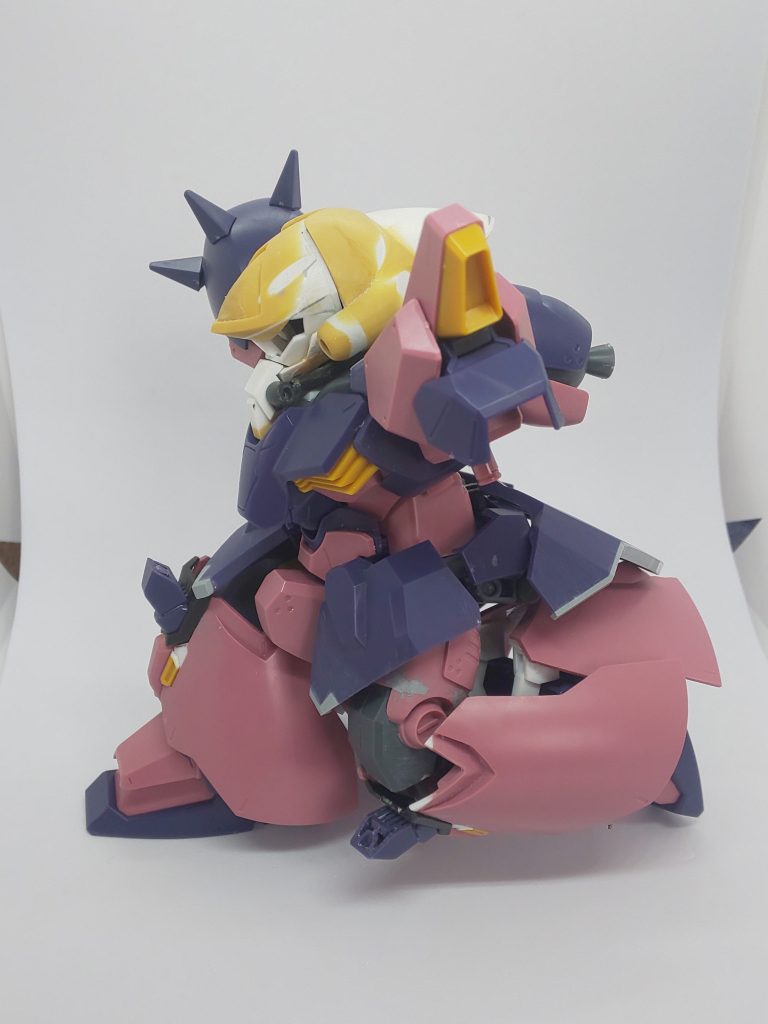 足の可動。バーニアを可動すれば深く折ることができて自身SD作成初の膝立ち成功!